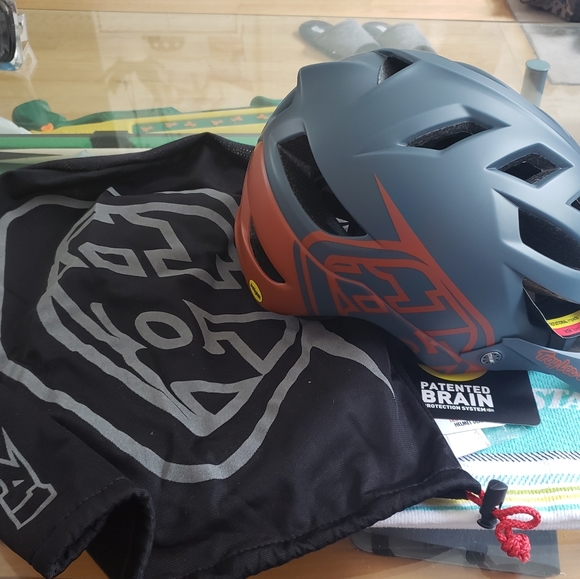 Troy Lee Designs A1 MIPS Bike Helmet - Picture 2 of 9